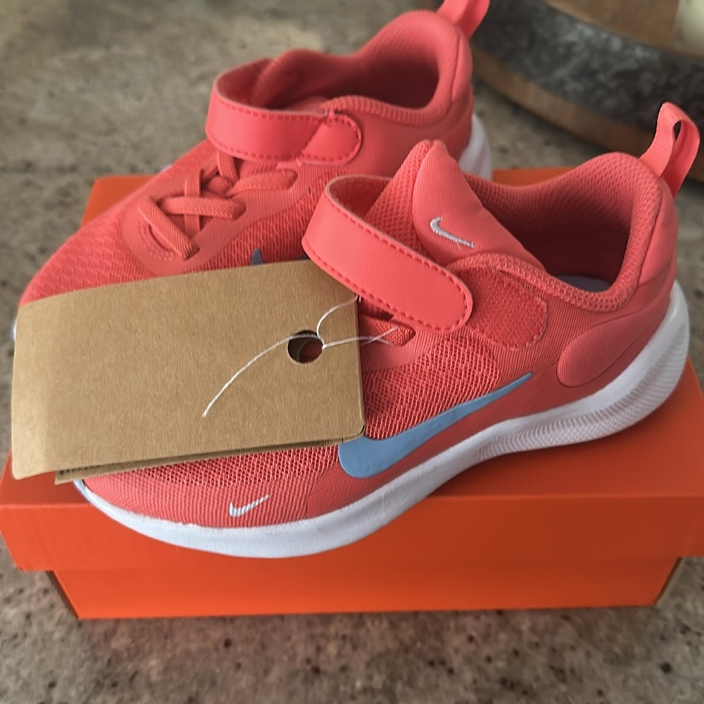 Kids New in box Nike revolution 7 in size 11 c - coral color - Picture 2 of 4
